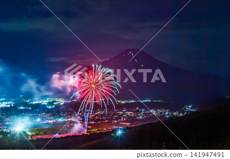 從忍野山丘上眺望富士山的夏日景色,以及忍野八戒祭開幕式上的煙火表演。 從忍野山丘上眺望富士山的夏日景色,以及忍野八戒祭開幕式上的煙火表演。 141947491