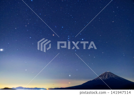 從精進湖全景平台眺望富士山上空升起的冬季星座 從精進湖全景平台眺望富士山上空升起的冬季星座 141947514