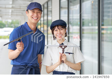 一名樓宇維修人員對著鏡頭微笑。 141947850