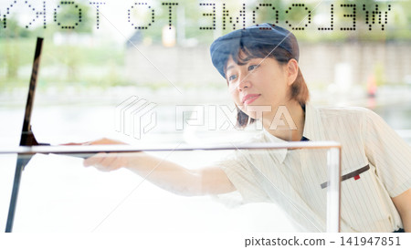 樓宇維護人員正在擦拭窗戶 141947851