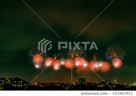 煙花蔓延到夜空 煙花蔓延到夜空 141947921