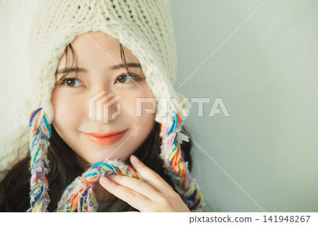 一位戴著針織帽的女士的肖像 一位戴著針織帽的女士的肖像 141948267