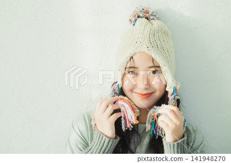 一位戴著針織帽的女士的肖像 141948270