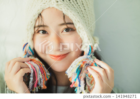 一位戴著針織帽的女士的肖像 141948271