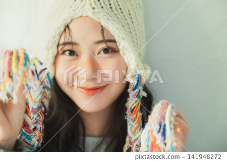 一位戴著針織帽的女士的肖像 141948272
