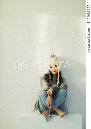 一位戴著針織帽的女士的肖像 一位戴著針織帽的女士的肖像 141948275