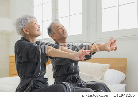 臥室裡的老夫婦 臥室裡的老夫婦 141948299