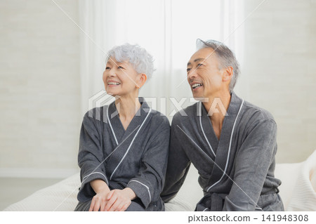 臥室裡的老夫婦 臥室裡的老夫婦 141948308