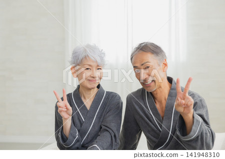 臥室裡的老夫婦 臥室裡的老夫婦 141948310