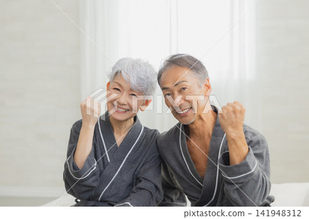 臥室裡的老夫婦 臥室裡的老夫婦 141948312