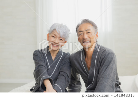 臥室裡的老夫婦 臥室裡的老夫婦 141948313