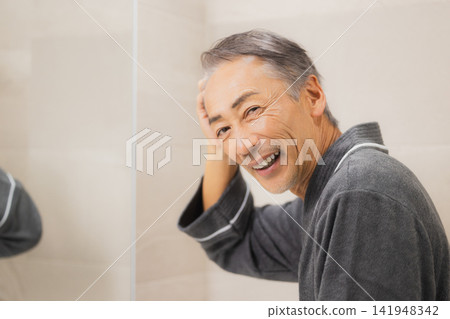 嘲笑鏡子的老人 嘲笑鏡子的老人 141948342