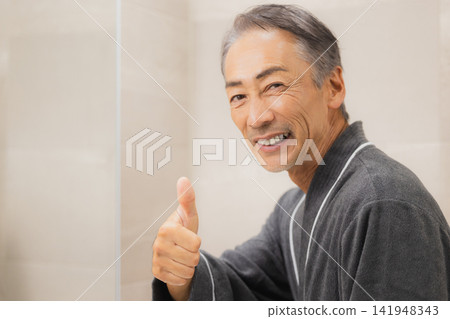 嘲笑鏡子的老人 嘲笑鏡子的老人 141948343