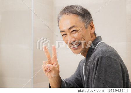 嘲笑鏡子的老人 141948344