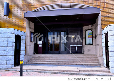 戶栗美術館位於東京澀谷區松濤附近一個安靜的高級住宅區。 戶栗美術館位於東京澀谷區松濤附近一個安靜的高級住宅區。 141949071