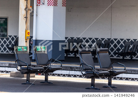 空蕩蕩的火車站台和候車長椅 空蕩蕩的火車站台和候車長椅 141949246