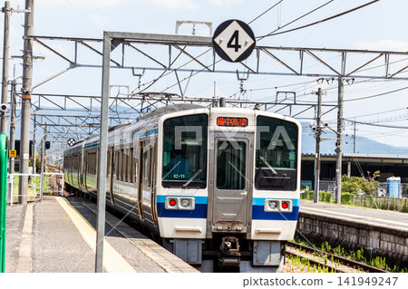 一列本地火車在藍天下駛向下一站(出發/旅行圖片)。 一列本地火車在藍天下駛向下一站(出發/旅行圖片)。 141949247