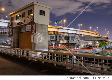 東京足立區隅田水閘與首都高速公路的夜景 東京足立區隅田水閘與首都高速公路的夜景 141949523