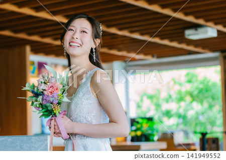 穿著婚紗的女人 穿著婚紗的女人 141949552