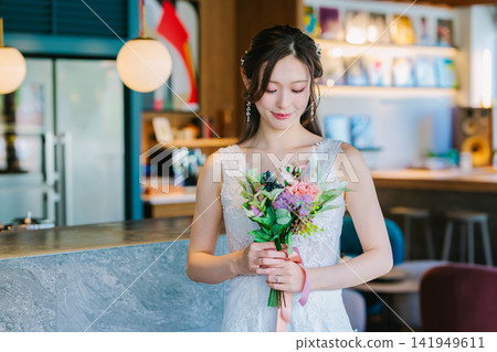 穿著婚紗的女人 穿著婚紗的女人 141949611