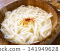 冷烏龍麵配淡水蟹，裝在籃子裡 141949628