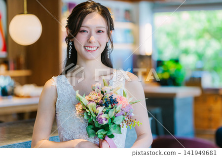 穿著婚紗的女人 穿著婚紗的女人 141949681