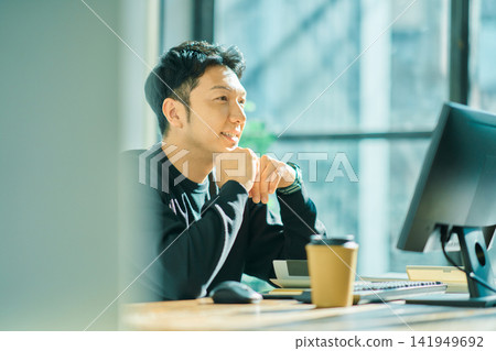 一個人在電腦上工作 一個人在電腦上工作 141949692