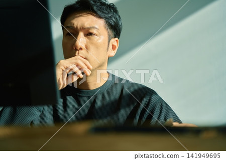 一個人在電腦上工作 一個人在電腦上工作 141949695