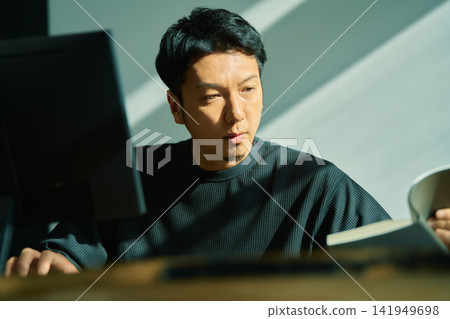 一個人在電腦上工作 一個人在電腦上工作 141949698