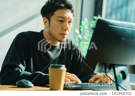 一個人在電腦上工作 一個人在電腦上工作 141949701