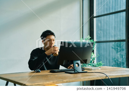 一個人在電腦上工作 一個人在電腦上工作 141949706