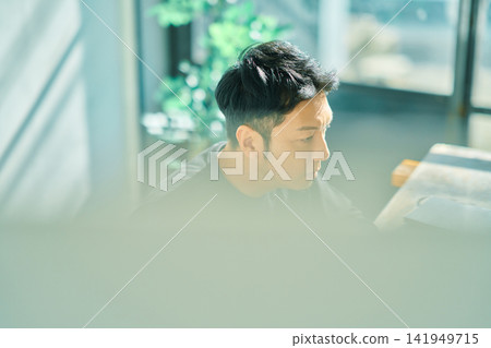 一個人在電腦上工作 一個人在電腦上工作 141949715