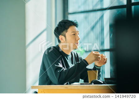 一個人在電腦上工作 一個人在電腦上工作 141949720