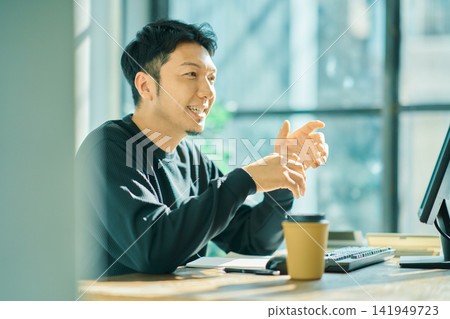 一個人在電腦上工作 一個人在電腦上工作 141949723