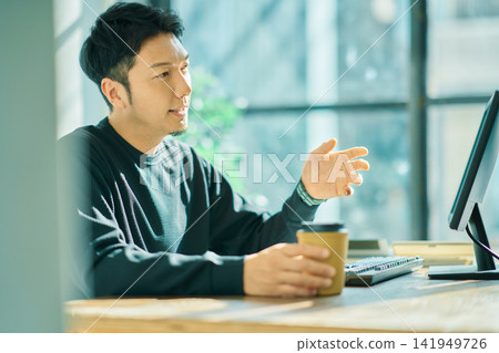 一個人在電腦上工作 一個人在電腦上工作 141949726