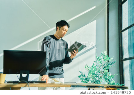 一個人在電腦上工作 一個人在電腦上工作 141949730