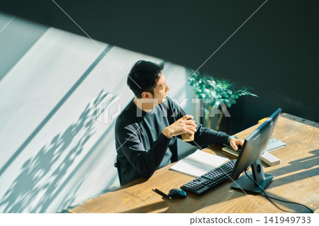 一個人在電腦上工作 一個人在電腦上工作 141949733