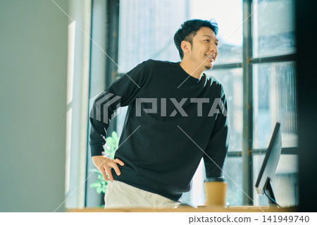 一個人在電腦上工作 141949740