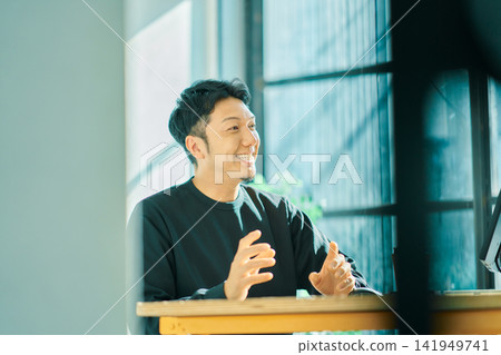 一個人在電腦上工作 141949741