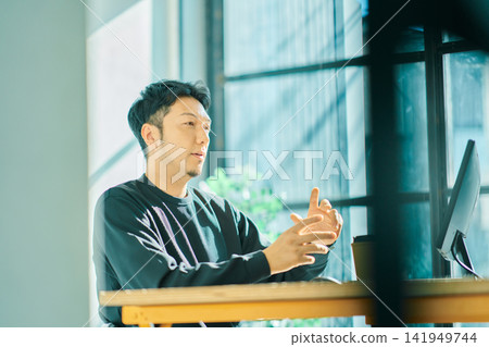 一個人在電腦上工作 141949744