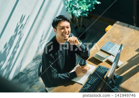 一個人在電腦上工作 141949746
