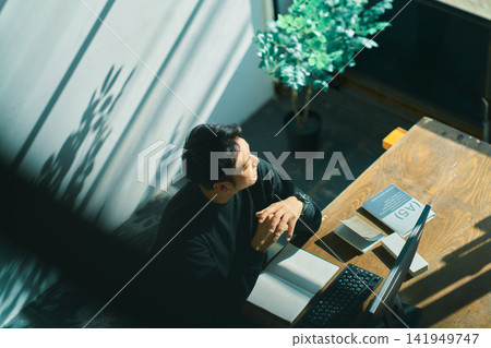 一個人在電腦上工作 一個人在電腦上工作 141949747