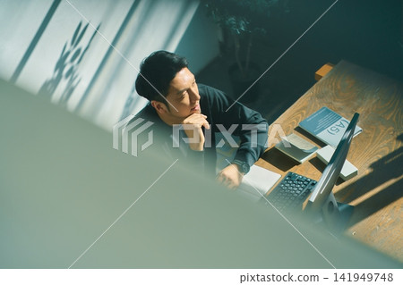 一個人在電腦上工作 一個人在電腦上工作 141949748