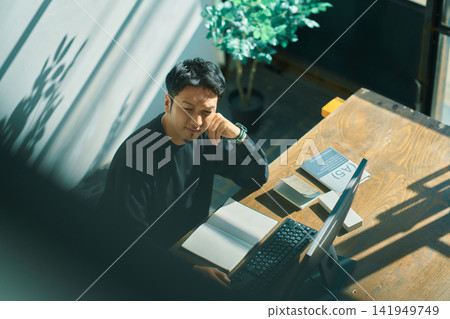 一個人在電腦上工作 一個人在電腦上工作 141949749