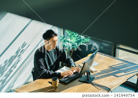 一個人在電腦上工作 141949754