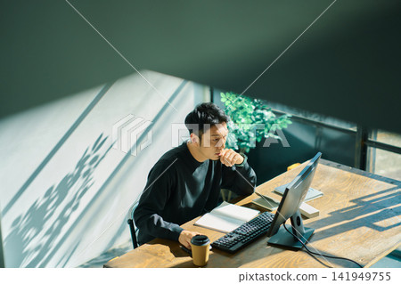 一個人在電腦上工作 一個人在電腦上工作 141949755