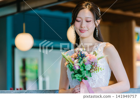 穿著婚紗的女人 穿著婚紗的女人 141949757