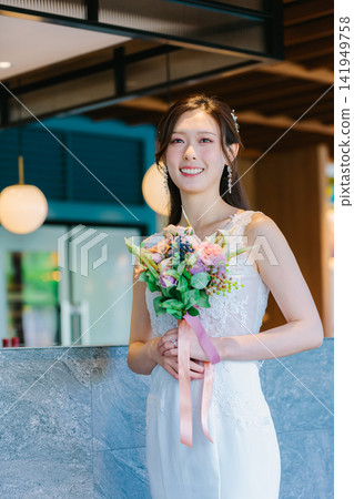 穿著婚紗的女人 穿著婚紗的女人 141949758