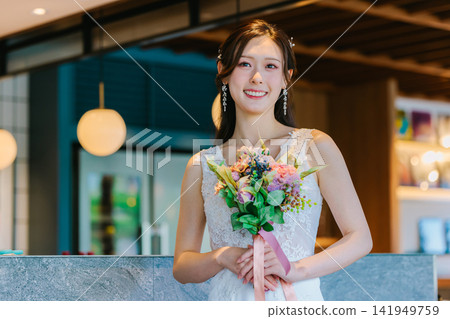 穿著婚紗的女人 穿著婚紗的女人 141949759