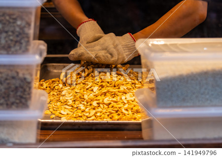 手工切製花生糖的攤販 手工切製花生糖的攤販 141949796